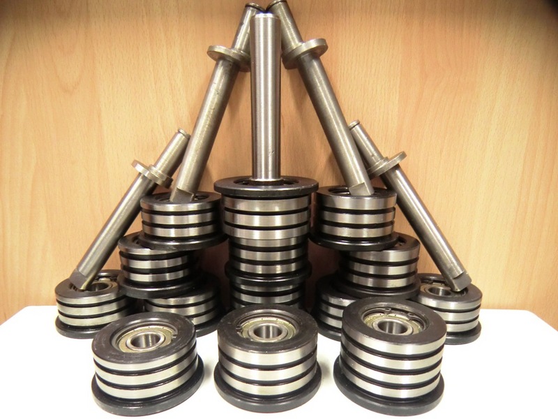 Rollers support band saws for sawmills